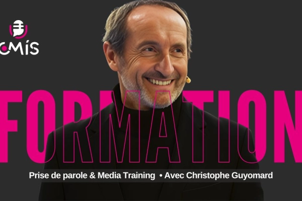 Christophe Guyomard en formation media training au CMIS à Caen, sur plateau TV professionnel, accompagnant des dirigeants et communicants en prise de parole et communication médiatique.