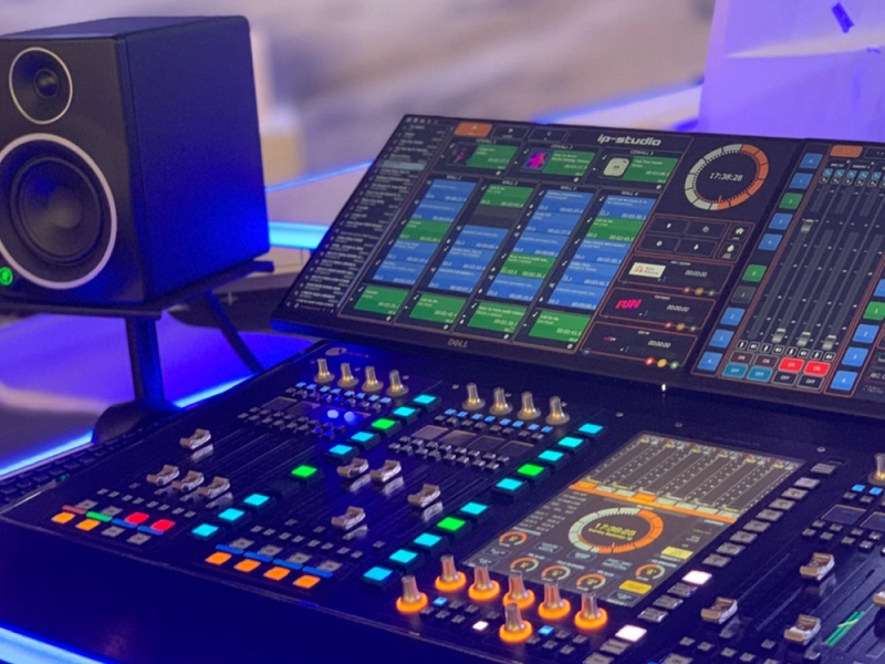 Table de mixage numérique professionnelle en studio radio à Caen