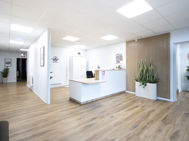 Hall d'accueil moderne et lumineux du centre de formation prêt à recevoir les étudiants et visiteurs