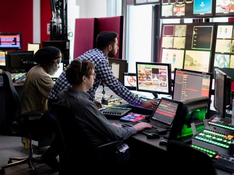 Étudiants en régie TV pilotant un plateau de production à Caen